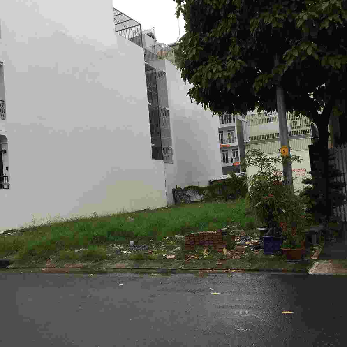 Bán đất biệt thự khu Him Lam Kênh Tẻ giá 125 triệu/m2, diện tích 200m2, lô I, cách hồ sinh thái 30m, hướng Nam. LH: 0913.050.053  Mr Huynh.