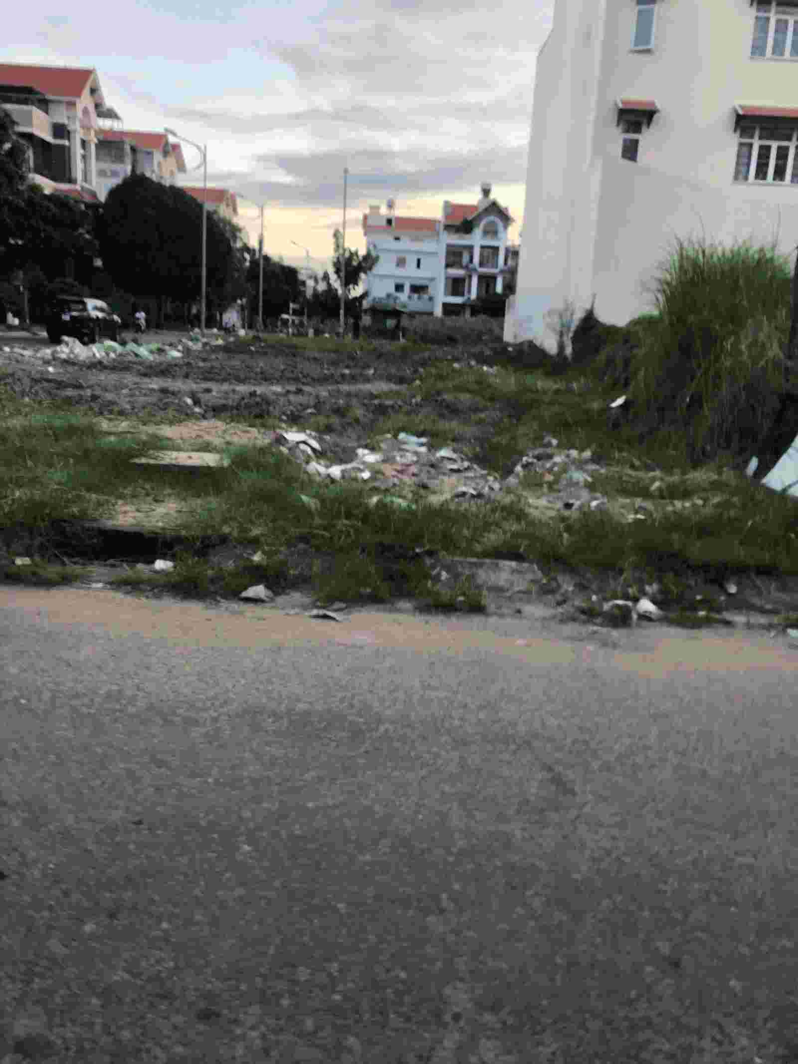 Bán đất biệt thự Him Lam Kênh Tẻ Quận 7 giá 120 triệu/m2, hướng Nam, 200m2, đường số 16, cách Hồ Sinh Thái 50m. LH: 0913.050.053   Mr Huynh. 