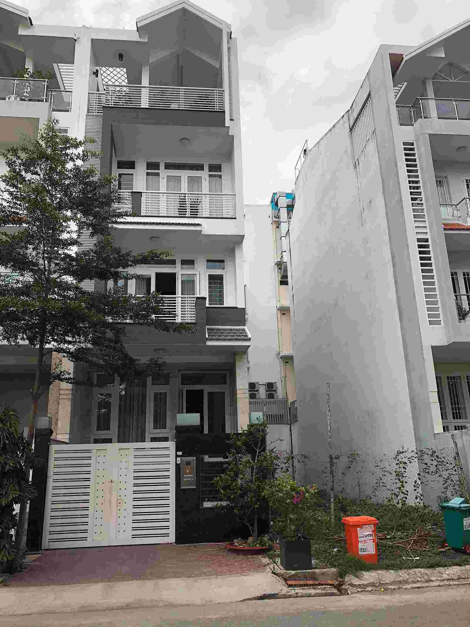 Bán nhà phố khu đô thị Him Lam Kênh Tẻ, mặt tiền đường D1 rộng 40m, nhà gồm 1 hầm, 1 trệt, 4 lầu, nội thất đẹp, 26.5 tỷ. LH: 0913.050.053