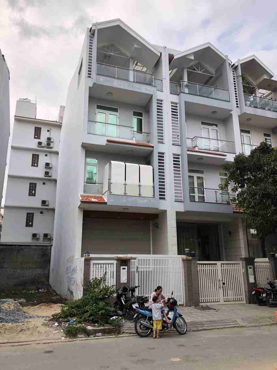 Bán nhà phố khu đô thị Him Lam Kênh Tẻ Quận 7 giá rẻ 13.5 tỷ, nhà 1 hầm, 1 trệt, 2 lầu, nội thất đẹp. LH: 0913.050.053