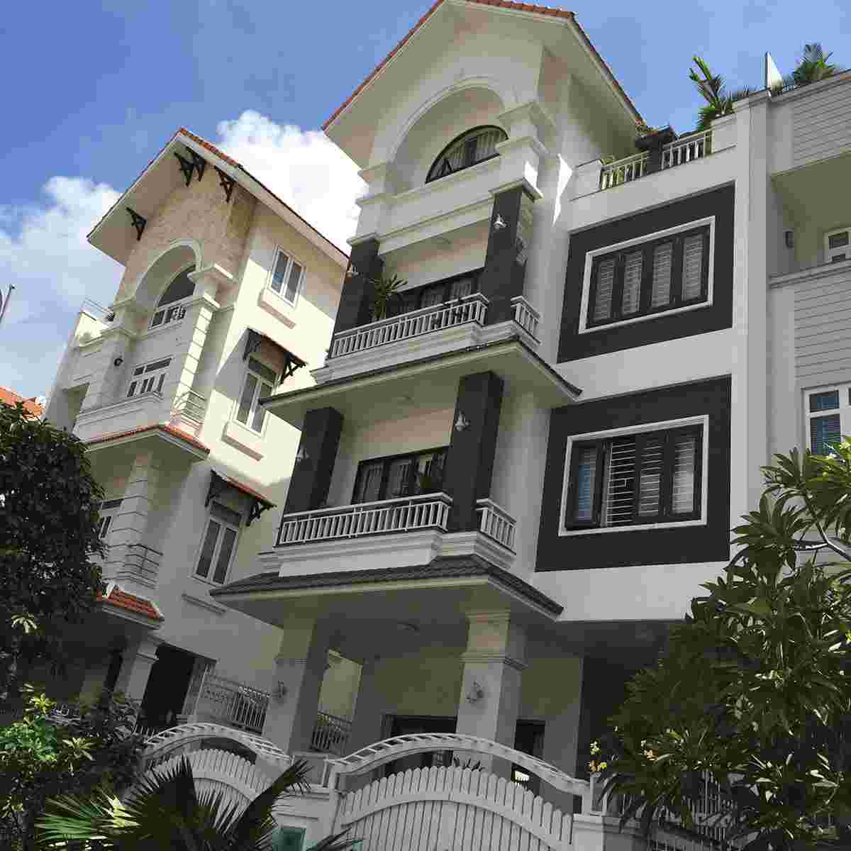 Bán biệt thự Him Lam Kênh Tẻ, sổ hồng 2015 giá 28.5 tỷ, 1 hầm, 1 trệt, 2 lầu, áp mái + sân thượng, nội thất đẹp. LH: 0913.050.053 Mr Huynh.