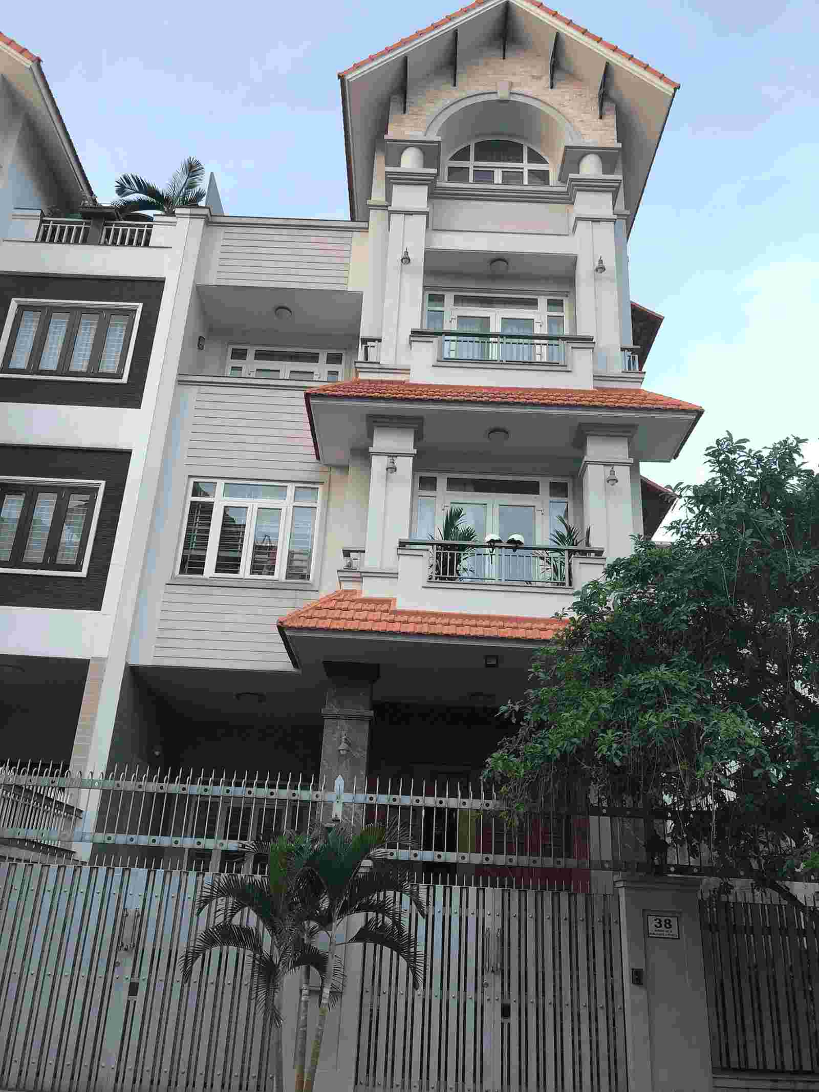 Cho thuê biệt thự Him Lam Kênh Tẻ Quận 7, nguyên căn, giá 4000$/tháng, nội thất đẹp. LH: 0913.050.053  Huynh.